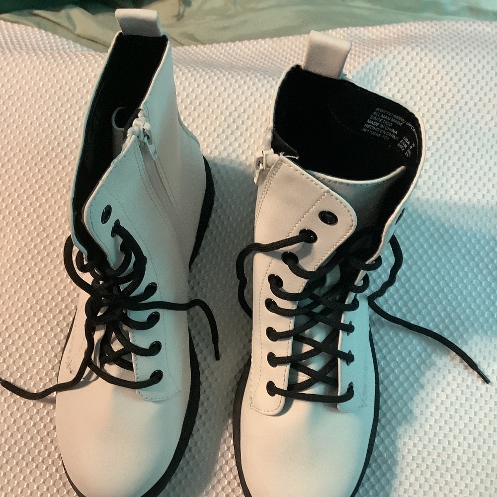 Women’s White Boots Size 8 NWOT